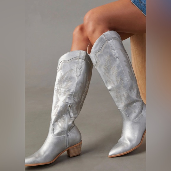 NWT VICI LUMIE HEELED BOOTS - METALLIC SILVER |SIZE 7 - Picture 3 of 8